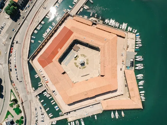 La logistica portuale di Ancona nel 2026: €420 milioni di investimenti, una forza lavoro che non riesce a restare e una rete ferroviaria che non riesce a tenere il passo