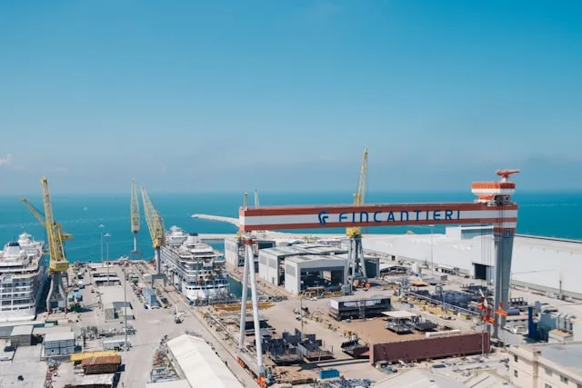 Ancona ha ordini navali fino al 2029. Non ha la forza lavoro per consegnarli Il portafoglio ordini si estende fino alla fine del decennio. Due nuove navi da crociera da 70.000 tonnellate di stazza lorda alimentate a GNL sono programmate per il taglio della prima lamiera nella seconda metà di quest'anno, e uno stanziamento di €120 milioni dalla Legge Navale italiana sta convogliando lavori di manutenzione verso il cluster adriatico.Con qualsiasi parametro convenzionale, il settore cantieristico navale di Ancona è in piena espansione. Il problema si annida sotto il portafoglio ordini.