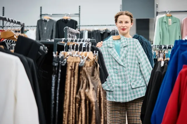 Il settore retail e wholesale di Cinisello Balsamo è in crescita. La sua forza lavoro non ha tenuto il passo Il suo comparto retail e wholesale impiega tra le 8.200 e le 8.800 persone, distribuite in oltre 1.150 imprese attive. Secondo qualsiasi indicatore convenzionale, si tratta di un polo commerciale solido. I ricavi del wholesale nella provincia circostante di Monza-Brianza sono cresciuti del 3,2% in termini reali nel 2024. Il retail dell'arredamento in Lombardia prevede un'ulteriore crescita del 2,1% nel 2026.