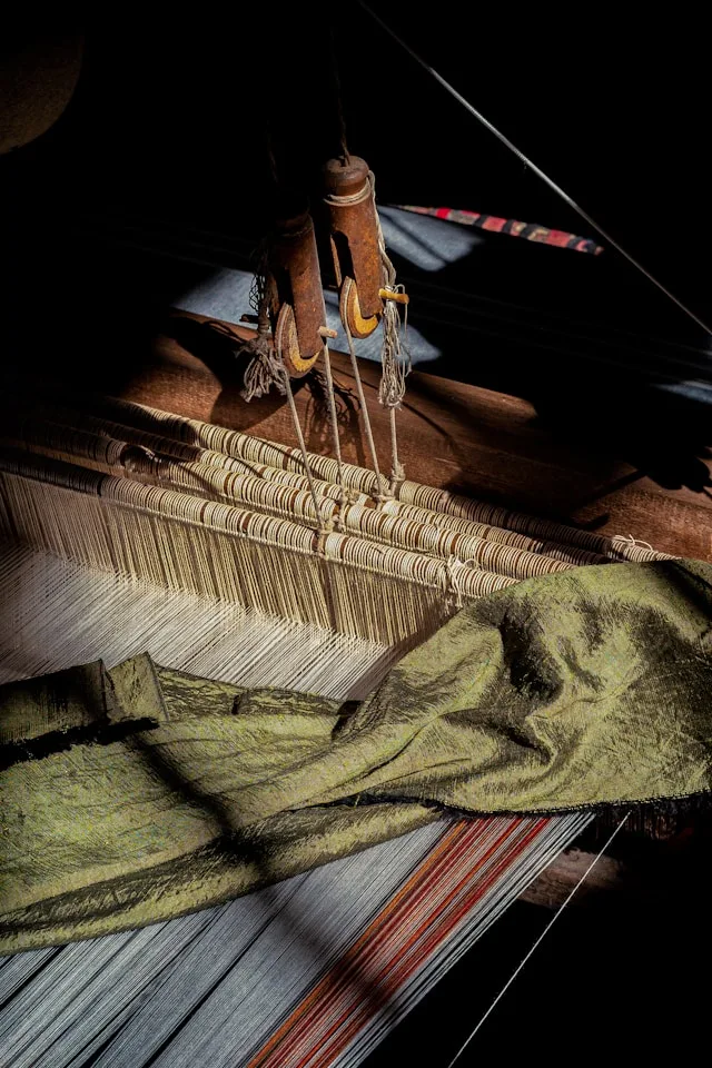 Il Distretto della Seta di Como Esporta a Livelli Record Mentre la Sua Forza Lavoro Scompare