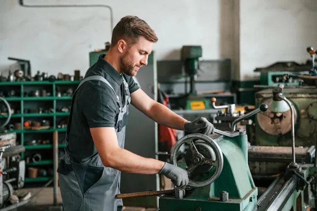 Sázka Hradce Králové na automatizaci výroby vytváří nedostatek, který měla vyřešit