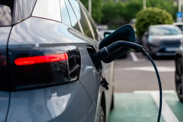 Kocaeli'nin Otomotiv Sektörü Elektrifikasyona Milyarlarca Yatırım Yaptı. İş Gücü Aynı Hızda Yetişmedi Yalnızca Ford Otosan'ın Gölcük kompleksi 2024 yılında yaklaşık 320.000 adet üretim gerçekleştirmiştir; Hyundai Assan'ın Çayırova tesisi de buna ek hacim katmaktadır. Dilovası ve Gebze Organize Sanayi Bölgeleri genelinde, 180'den fazla TAYSAD üyesi tesis ESP sistemlerinden tampon modüllerine kadar her şeyi tedarik etmektedir. Altyapı sağlamdır. Yatırımlar hızlanmaktadır. Ancak bu yatırımları hayata geçirecek insan sermayesi aynı hızda gelişememektedir.