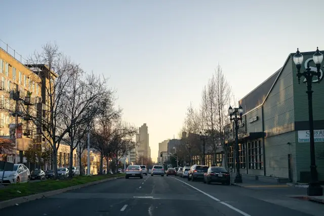 Los volúmenes portuarios de Oakland están cayendo. Sus puestos más difíciles tardan más que nunca en cubrirse.
