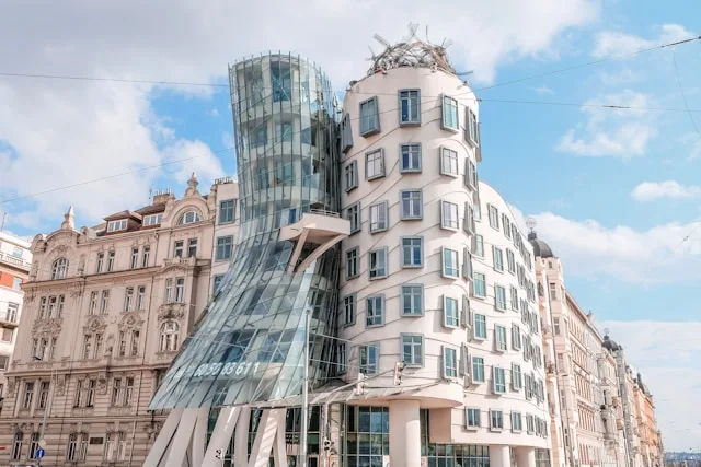 Pražský trh ICT talentů se rozpadá na dvě části: proč mzdová válka nadnárodních firem předefinuje každý seniorní nábor