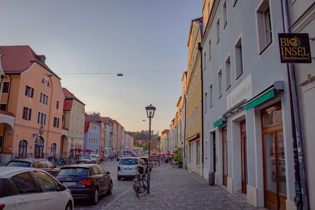 Regensburgs Automobilcluster stellt ein und baut gleichzeitig ab: Die EV-Kompetenzlücke, die jede Suche neu definiert