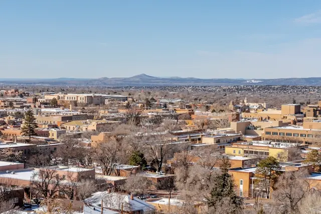 El mercado del arte de Santa Fe crece en visitantes y se reduce en las personas que lo sostienen