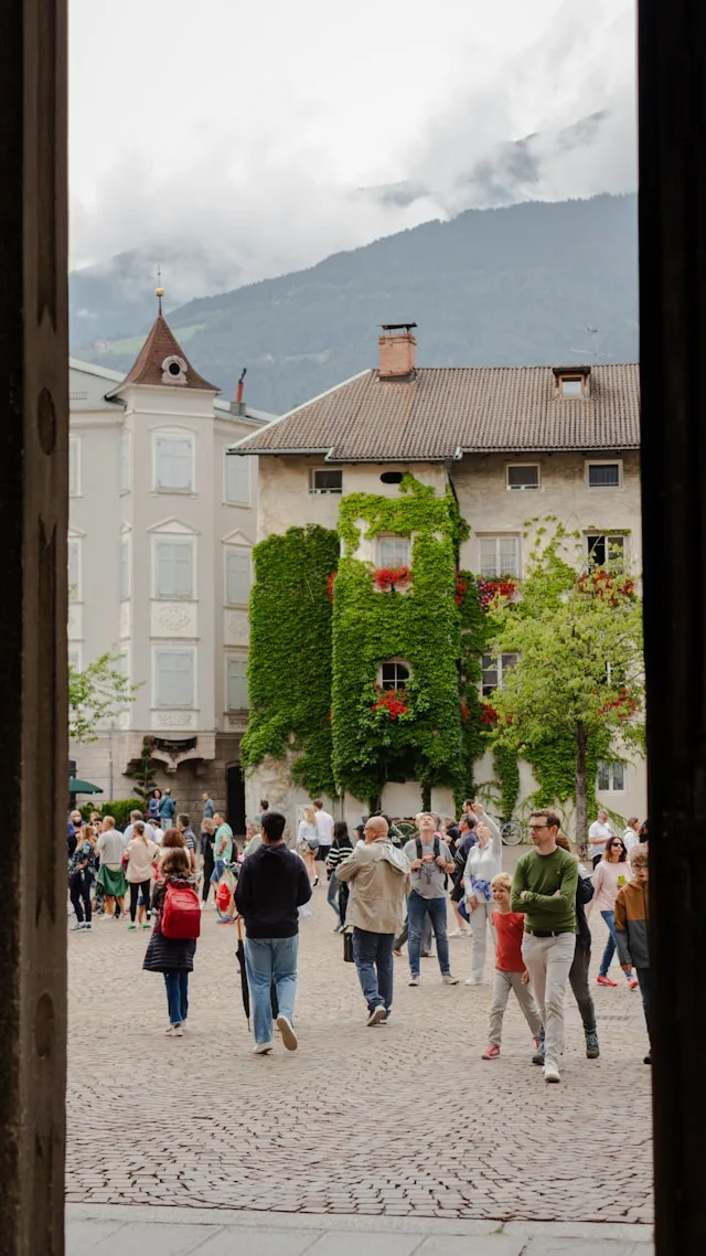 Il Settore dell'Ospitalità di Trento Investe su Montagne che Non Riesce a Gestire: La Crisi del Talento Dirigenziale Dietro il Boom Alpino