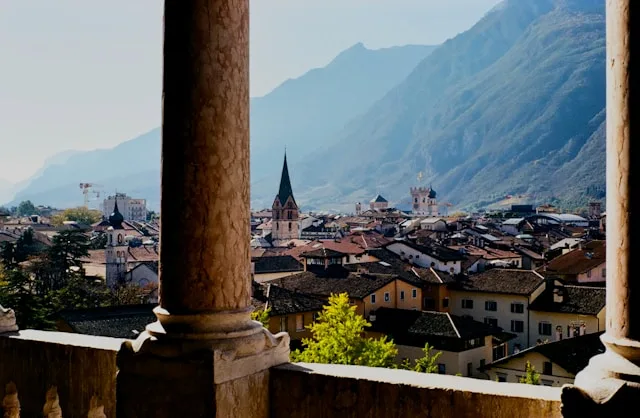 Il settore Trentodoc impone prezzi premium ma non può pagare stipendi premium: il paradosso del talento che sta ridefinendo il vino alpino