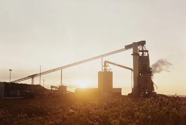 Tuzlanska proizvodnja u 2026: 31% nezaposlenosti i nijedan dostupan inženjer. Kako je moguće da su obe tvrdnje istinite istovremeno Tuzlanski kanton beleži jednu od najviših stopa nezaposlenosti na Zapadnom Balkanu. Istovremeno, njegova MSP preduzeća u metaloprerađivačkoj industriji ne mogu da popune pozicije CNC programera 90 do 120 dana. Proizvođači iz hemijskog sektora čekaju pet do sedam meseci na samo jednog procesnog inženjera. Direktori pogona regrutuju se isključivo putem ličnih mreža i Executive Search zato što nijedan objavljen konkurs nije dao održivog kandidata u poslednje dve godine. Ovo nisu kontradiktorne činjenice.