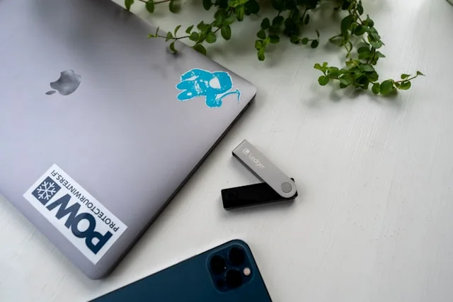 Vaasan tehoelektroniikkaklusteri kasvaa nopeasti. Sen työvoima supistuu. Mitä tämä tarkoittaa rekrytointipäättäjille Se vastaa 35 prosentista [Suomen](/fi/finland-executive-search) energiateknologian kokonaisviennistä. Verkkokytkettyjen taajuusmuuttajien ja meriautomaatiojärjestelmien tilauskannat ulottuvat 12–18 kuukauden päähän Pohjanlahden offshore-tuulivoimahankkeiden ja Itämeren kauppalaivaston jälkiasennusvaatimusten vauhdittamina. Kaikilla kaupallisilla mittareilla tarkasteltuna kyseessä on toimiala, joka toimii kysynnän huipulla.