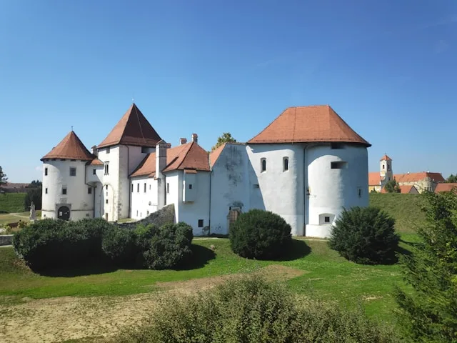 Varaždinski tekstilni sektor istovremeno raste i pada: paradoks zapošljavanja iza brojki