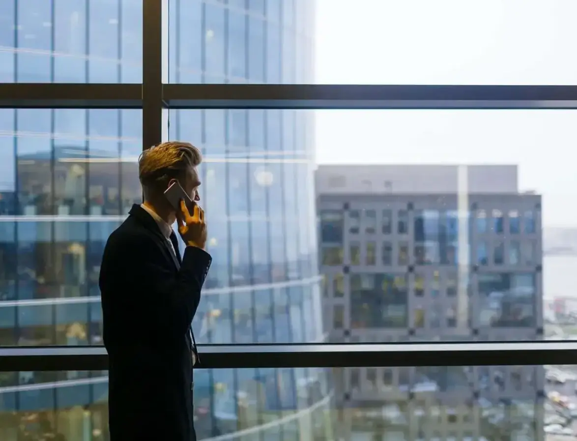 Illustration of a headhunter directly engaging with a passive candidate. - Professional Executive Services - Professional Executive Services